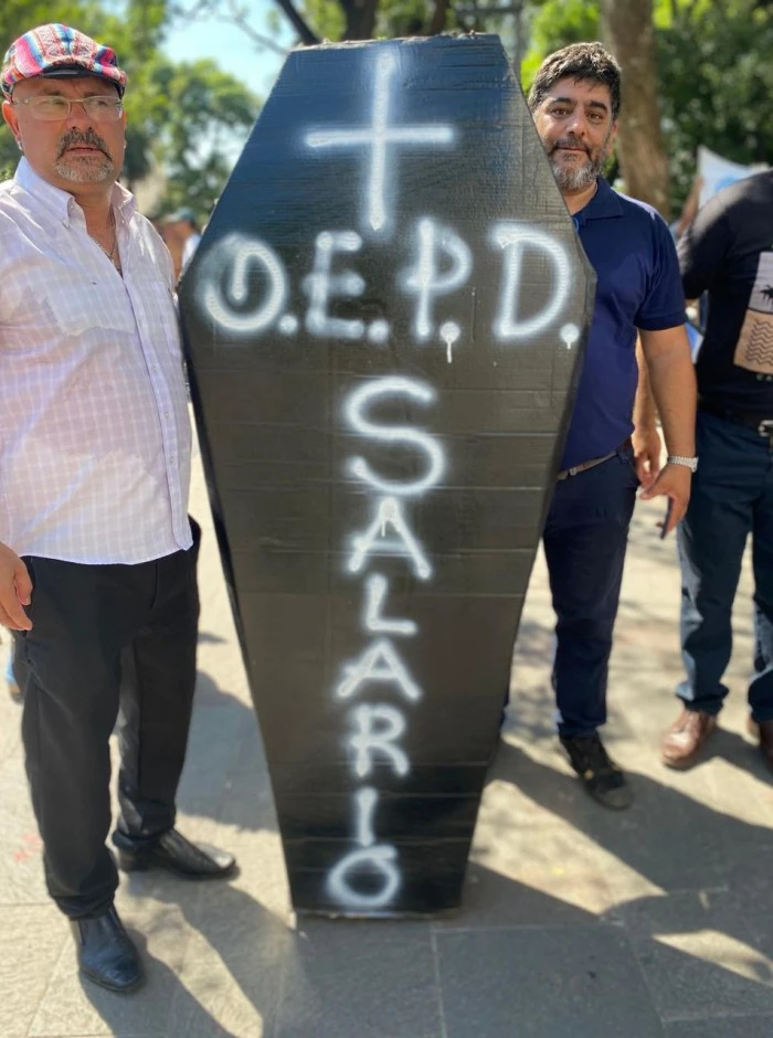 Docentes coparon Plaza Independencia pidiendo un aumento salarial digno