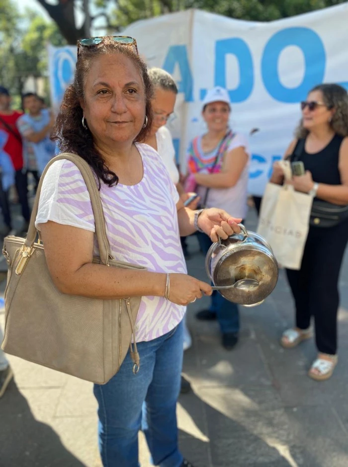 Docentes coparon Plaza Independencia pidiendo un aumento salarial digno
