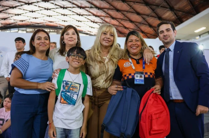 Chahla entregó 2.300 kits escolares y reforzó la infraestructura en escuelas municipales