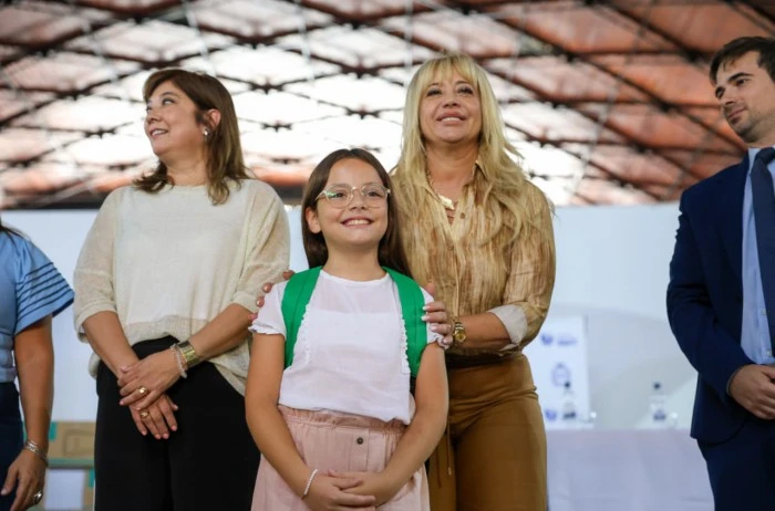 Chahla entregó 2.300 kits escolares y reforzó la infraestructura en escuelas municipales