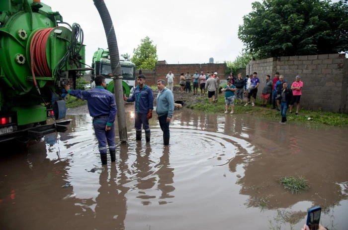 SMT: la Municipalidad despliega camiones para desagotar barrios anegados