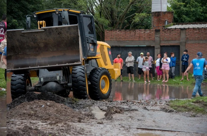 SMT: la Municipalidad despliega camiones para desagotar barrios anegados