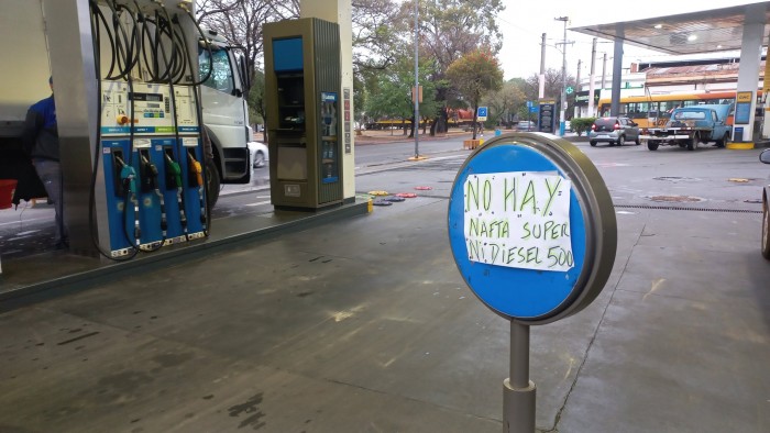 A qué se debe la escasez de combustible en Argentina