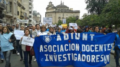 Segundo día de paro universitario: docentes de la UNT protestarán frente a ASUNT por el aumento en la obra social