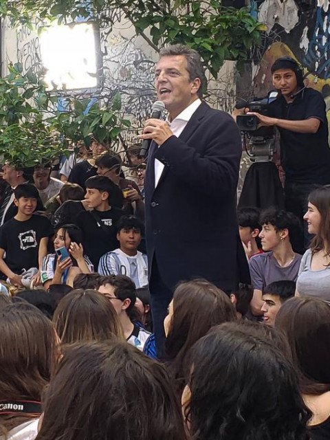 Massa cerró su campaña con estudiantes