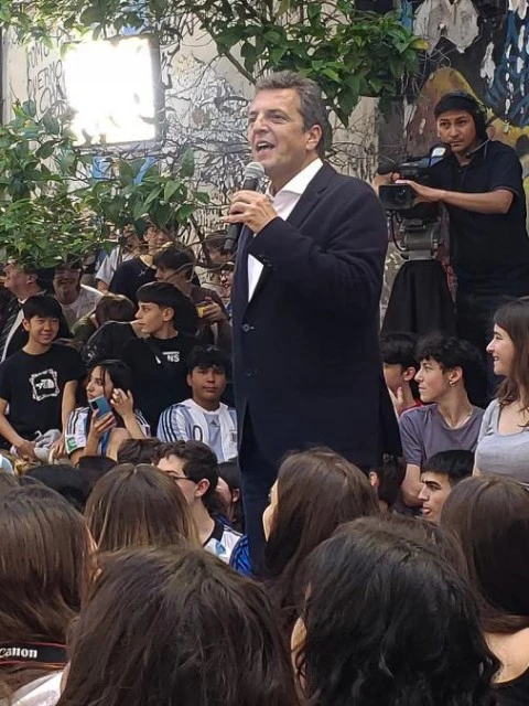 Massa cerró su campaña con estudiantes