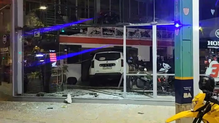 Chocó con un motociclista y se incrustró en una concesionaria