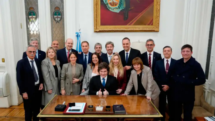 Aumento para ministros y secretarios de Milei: más de $8 millones en junio