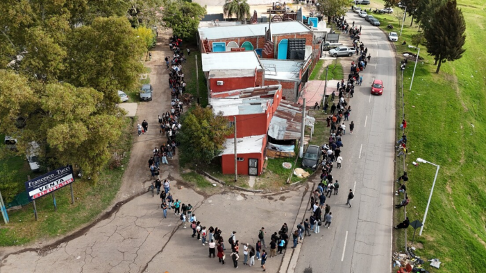Más de diez cuadras de cola para conseguir trabajo en Moreno: "La necesidad es muy grande"