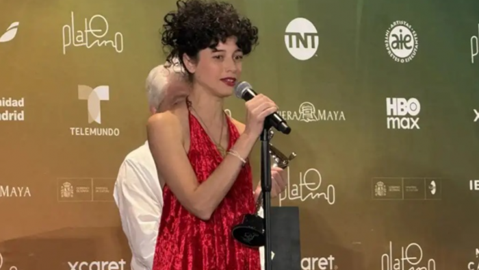 La actriz tucumana Camila Plaate ganó un premio Platino y apuntó contra los "vendepatrias"