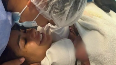 Daniela Celis y Thiago Medina presentaron oficialmente a sus bebés
