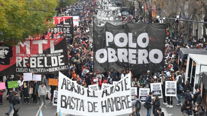 Ley ómnibus: organizaciones sociales marchan al Congreso