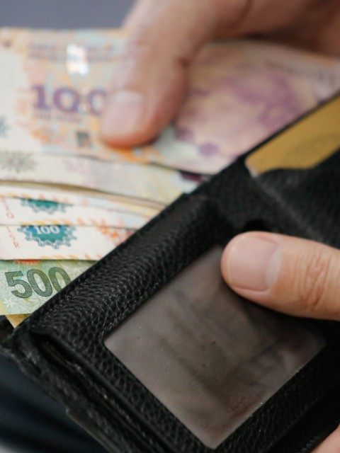Salarios subieron levemente en abril, pero acumulan una caída real del 14% en la era Milei