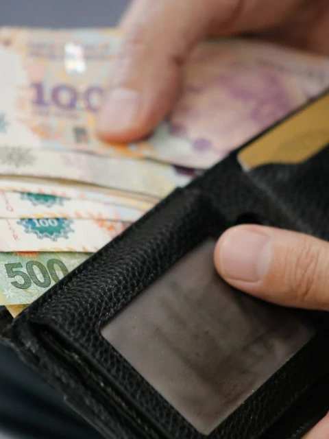 Salarios subieron levemente en abril, pero acumulan una caída real del 14% en la era Milei