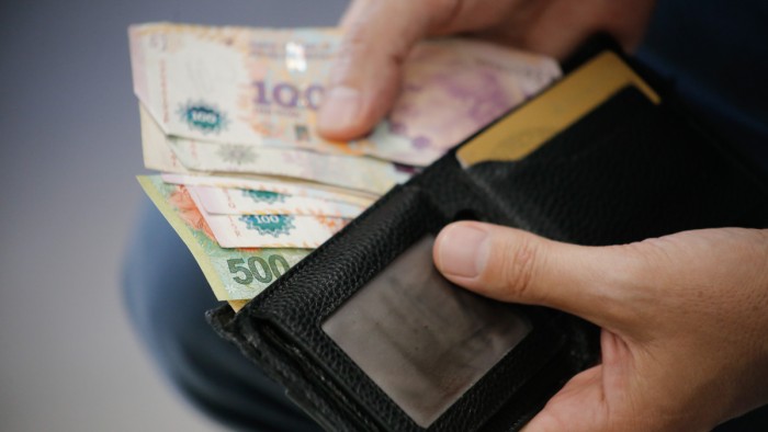 Salarios subieron levemente en abril, pero acumulan una caída real del 14% en la era Milei