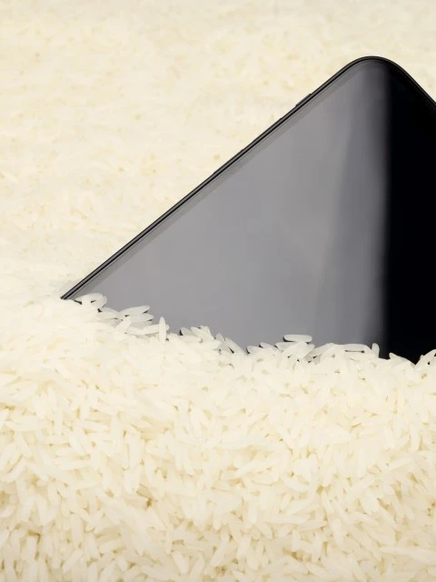 ¿Es efectivo poner el celular en arroz para secarlo?