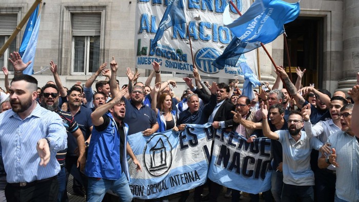 La Bancaria acusa a Milei de pagarle 76 millones a Liendo para privatizar el Nación