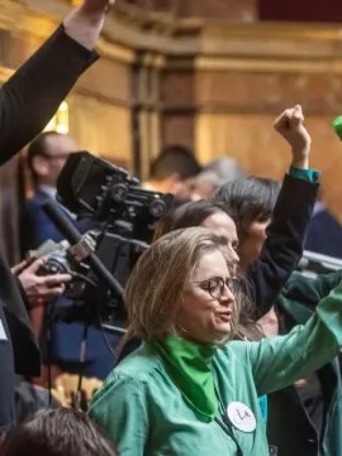 Francia es el primer país del mundo en incorporar el derecho al aborto a su Constitución