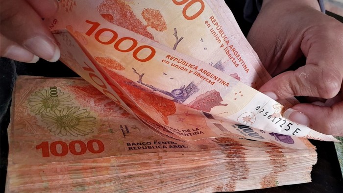 Caputo anunció que la tasa de interés le ganará a la inflación, pero el mercado desconfía