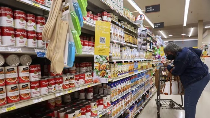 Pagar en pesos o dólares: todo lo que necesitas saber sobre la nueva norma