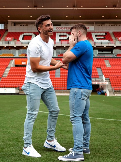 Josh Cavallo, futbolista australiano, le propuso matrimonio a su novio en la cancha del club