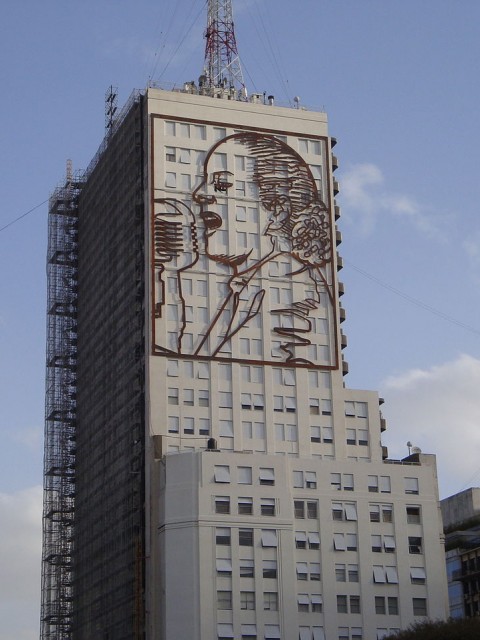 Apagaron las luces del edificio Evita