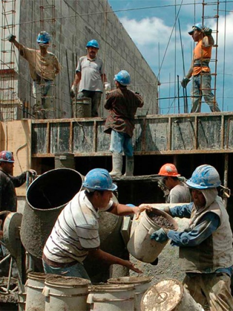 La actividad económica cayó en octubre: industria y construcción mostraron bajas, según el INDEC