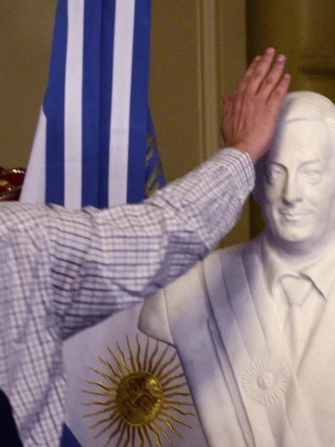 Reemplazarán un busto de Néstor por uno de Menem